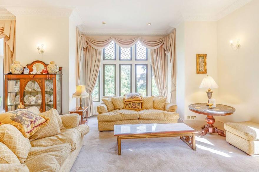 RICHMOND HALL, family friendly, luxury holiday cottage in St Asaph