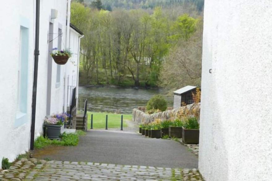 8 CATHEDRAL STREET, pet friendly, with a garden in Dunkeld