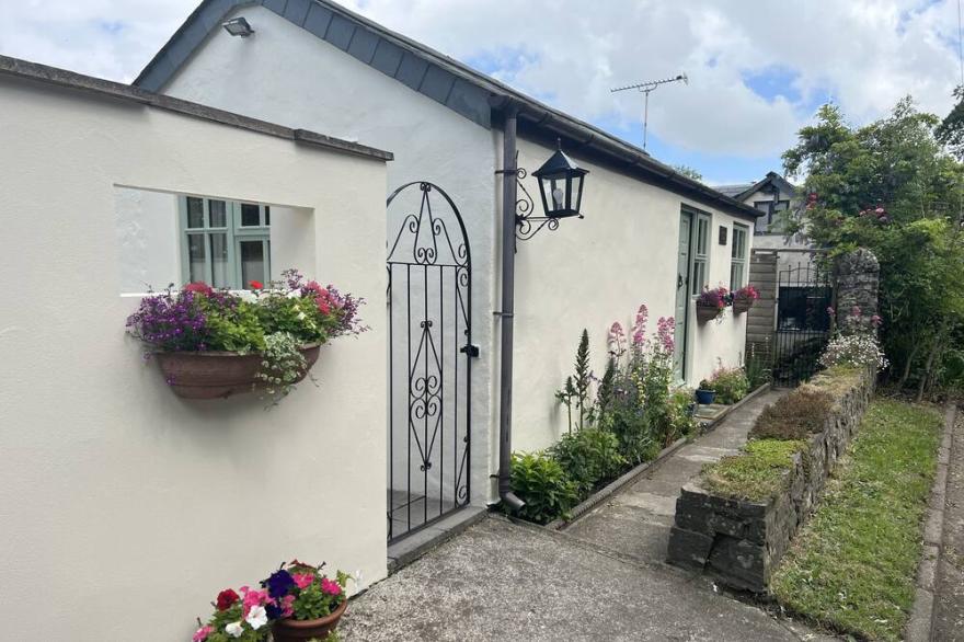 PALMERS LODGE, with a garden in Egloskerry