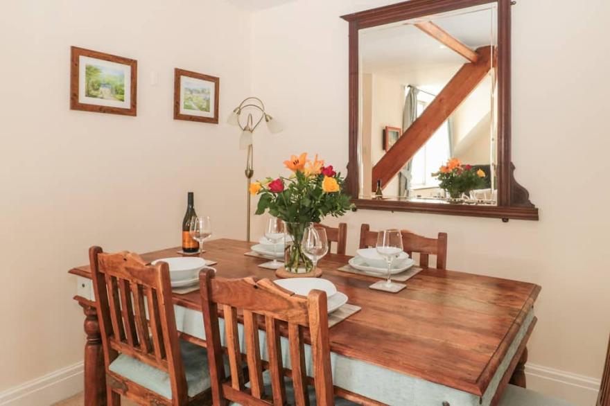 THE OLD SCHOOL HOUSE, family friendly in Hutton-Le-Hole