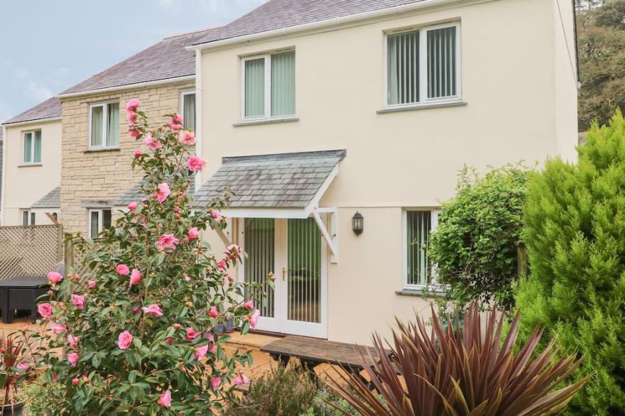 MORTON COTTAGE, family friendly, with a garden in Falmouth