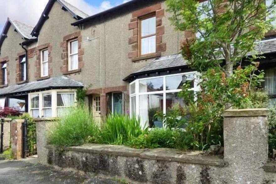 2 WEST VIEW, pet friendly, character holiday cottage in Allithwaite