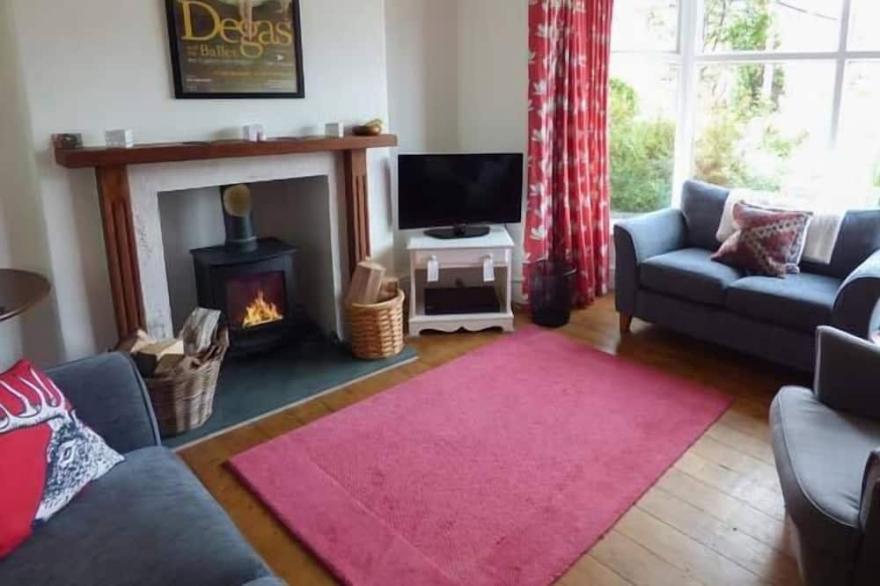2 WEST VIEW, pet friendly, character holiday cottage in Allithwaite