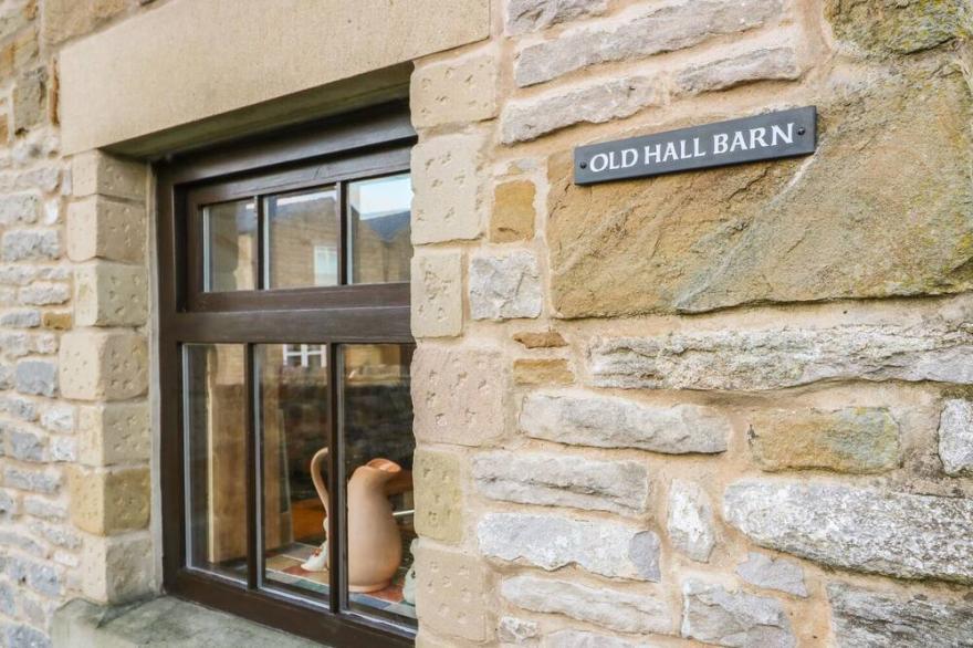 OLD HALL BARN, character holiday cottage, with open fire in Hope