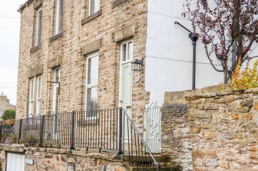 CANALSIDE COTTAGE, character holiday cottage in Farnhill