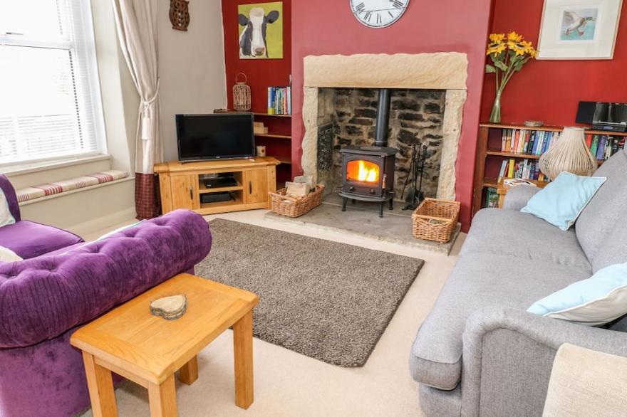 CANALSIDE COTTAGE, character holiday cottage in Farnhill