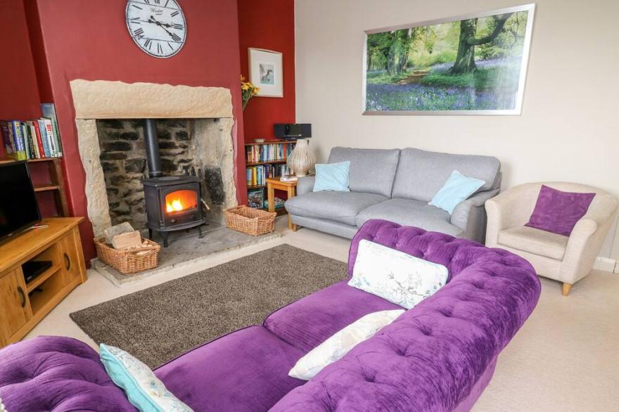 CANALSIDE COTTAGE, character holiday cottage in Farnhill