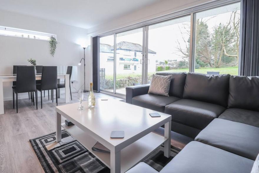 15 COEDRATH PARK, pet friendly, with a garden in Saundersfoot
