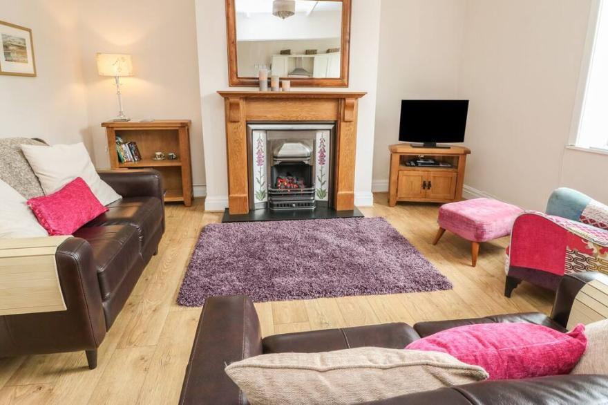 COTTONGRASS COTTAGE, pet friendly, with a garden in Littleborough