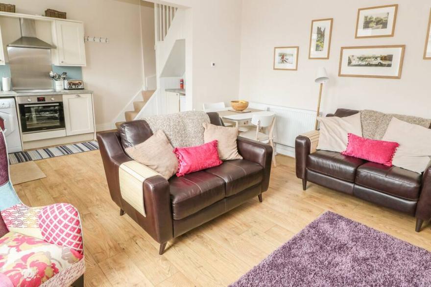 COTTONGRASS COTTAGE, pet friendly, with a garden in Littleborough