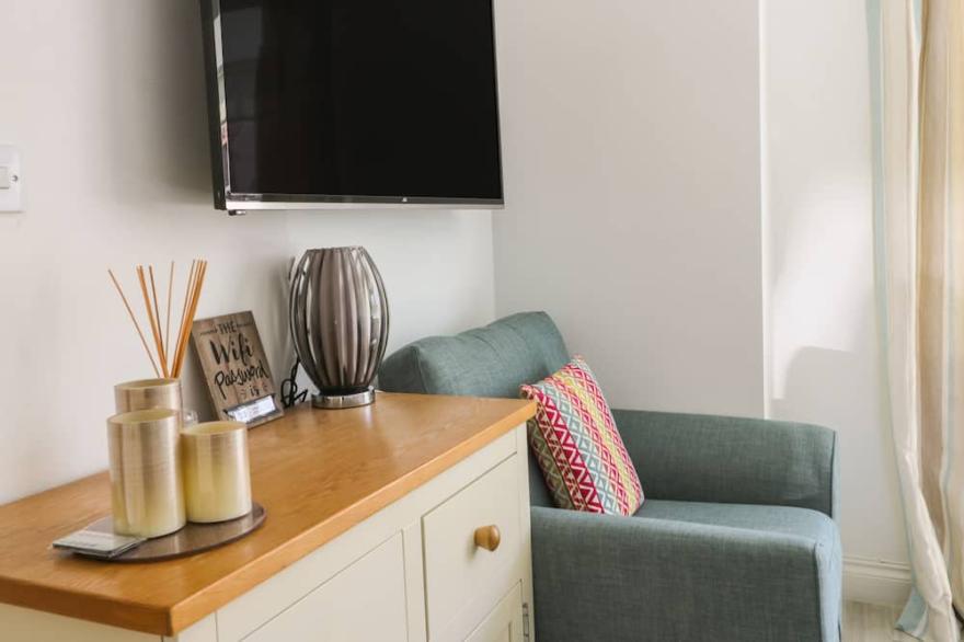 WHITE ROSE COTTAGE, pet friendly, with pool in Filey