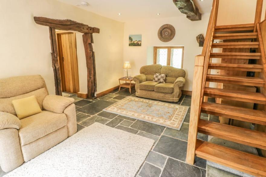 HENDOLL BARN, pet friendly, luxury holiday cottage in Fairbourne