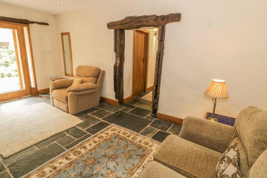 HENDOLL BARN, pet friendly, luxury holiday cottage in Fairbourne