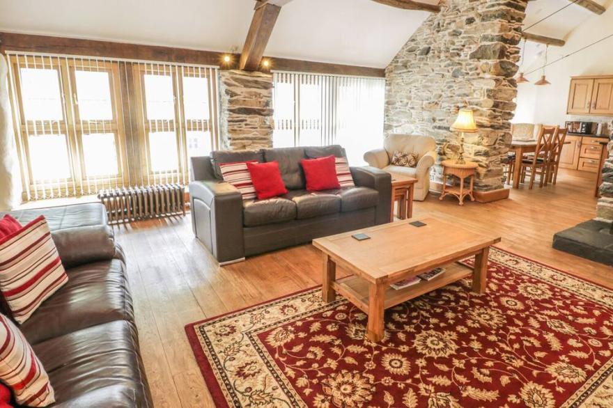 HENDOLL BARN, pet friendly, luxury holiday cottage in Fairbourne