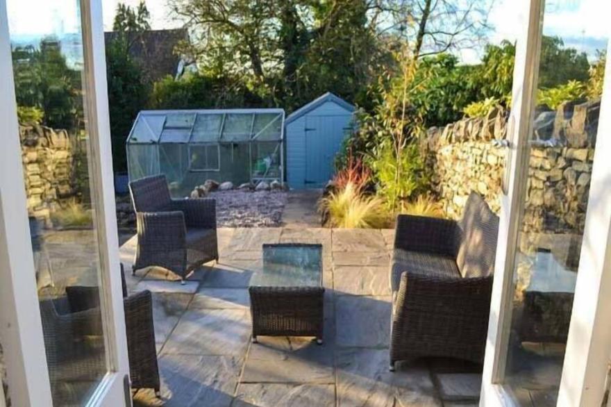 THE POTTING SHED, romantic, with a garden in Burton-In-Kendal