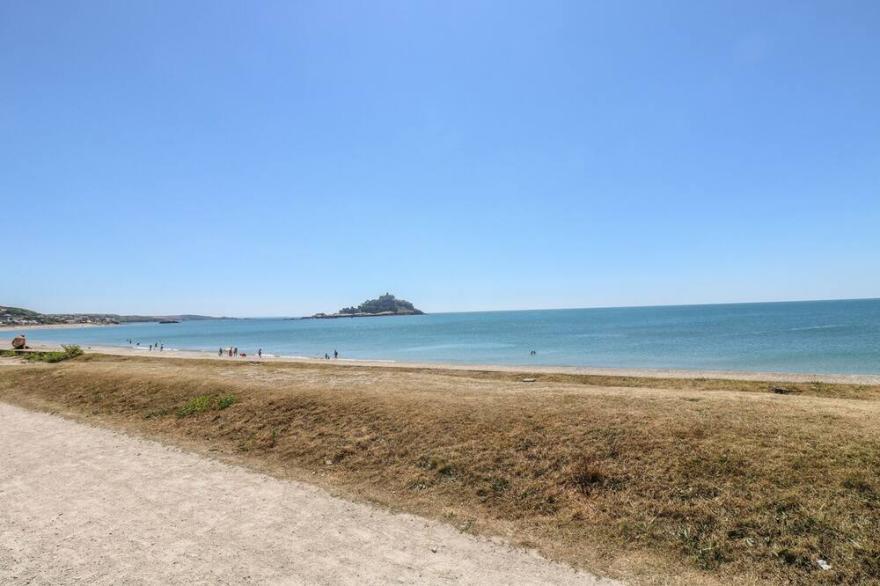 SEA SPRAY, family friendly, country holiday cottage in Marazion