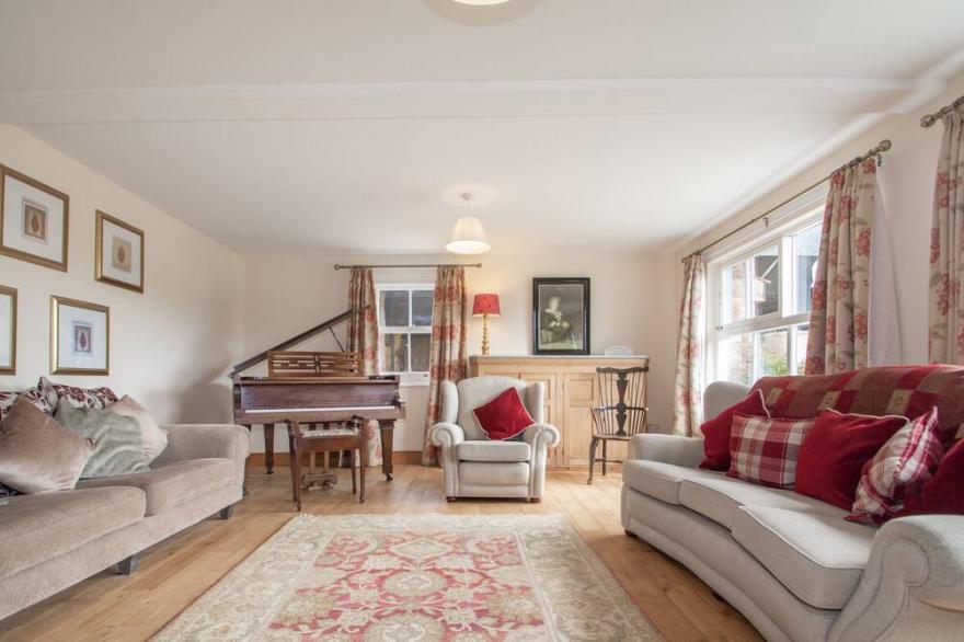 BOUSDALE MILL COTTAGE, family friendly, with open fire in Great Ayton