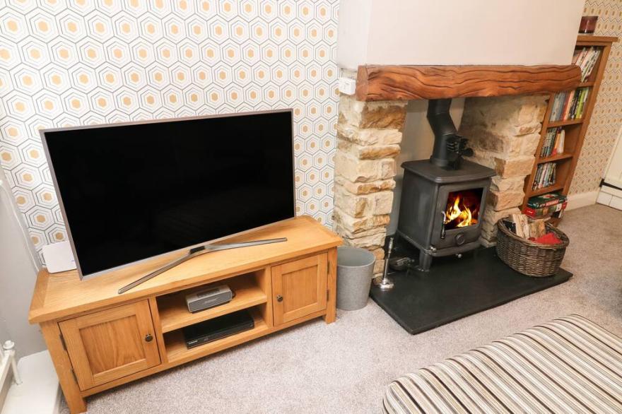 9 TOWER STREET, pet friendly, with open fire in Richmond