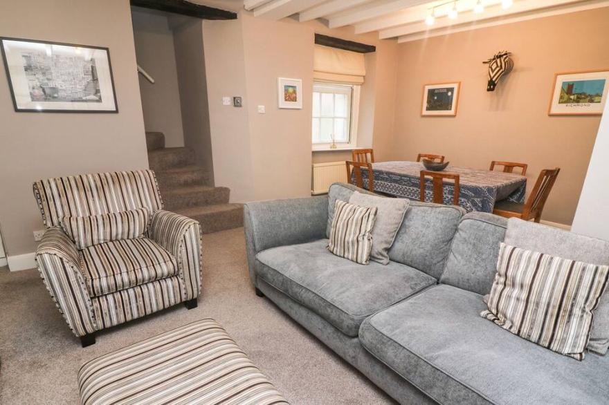 9 TOWER STREET, pet friendly, with open fire in Richmond