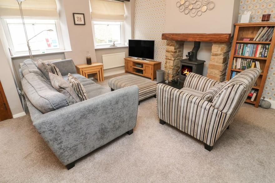 9 TOWER STREET, pet friendly, with open fire in Richmond