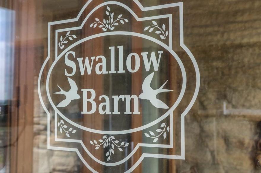 SWALLOW BARN, pet friendly, luxury holiday cottage in Silsden