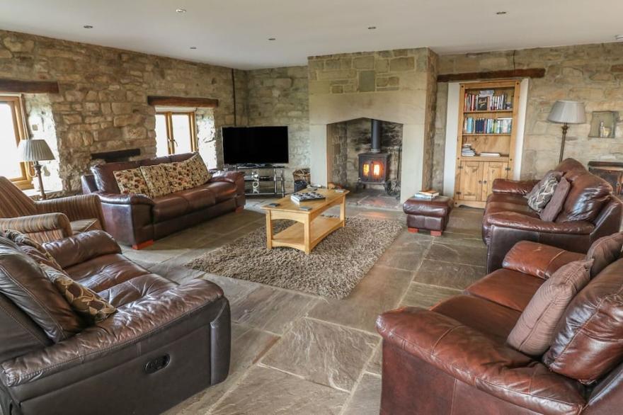 SWALLOW BARN, pet friendly, luxury holiday cottage in Silsden