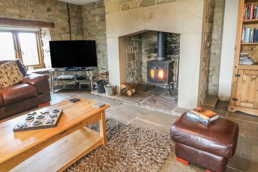 SWALLOW BARN, pet friendly, luxury holiday cottage in Silsden