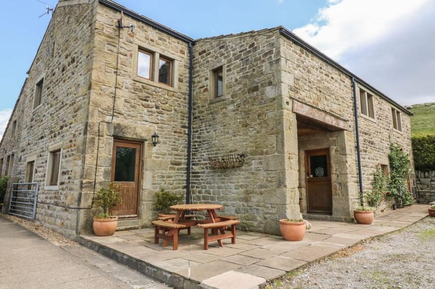 SWALLOW BARN, pet friendly, luxury holiday cottage in Silsden