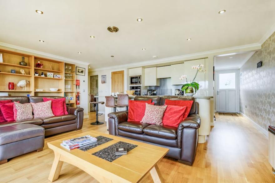 SOLWAY COTTAGE, family friendly, with a garden in Bowness-On-Solway