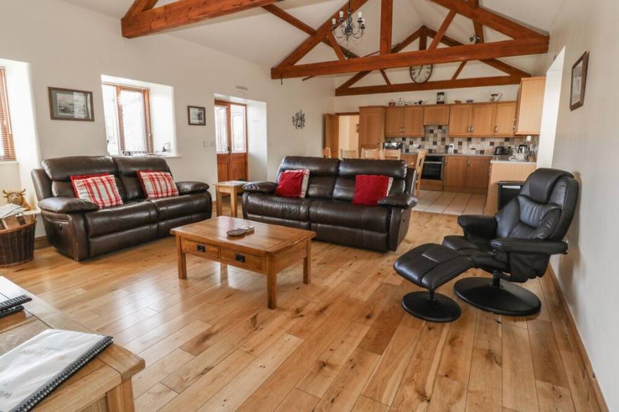THE BULL BARN, family friendly, luxury holiday cottage in Alberbury