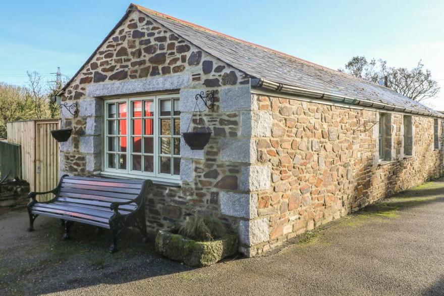 PHOENIX COTTAGE, pet friendly, with hot tub in Truro