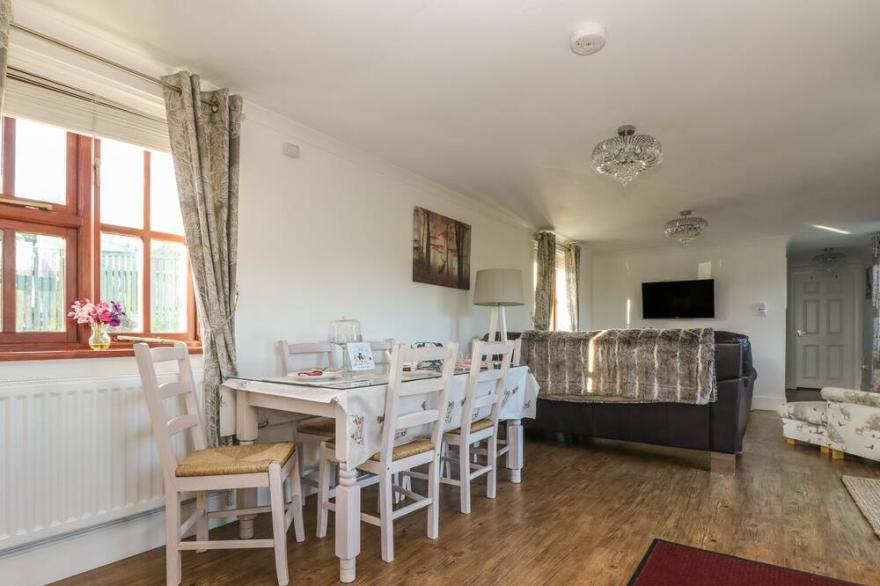 PHOENIX COTTAGE, pet friendly, with hot tub in Truro