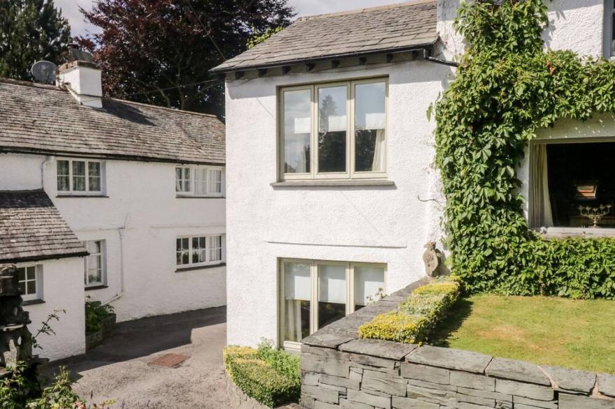 GABLE END, romantic, character holiday cottage in Coniston