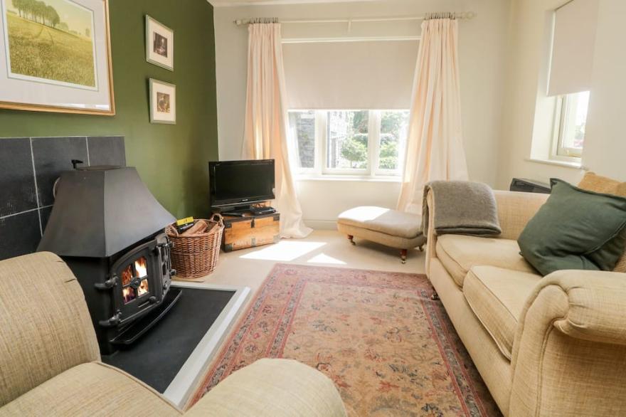 GABLE END, romantic, character holiday cottage in Coniston