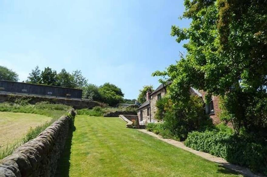 CHEVINSIDE COTTAGE, pet friendly, with open fire in Belper