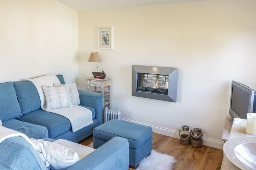 CHALET 216, family friendly, with a garden in St Merryn
