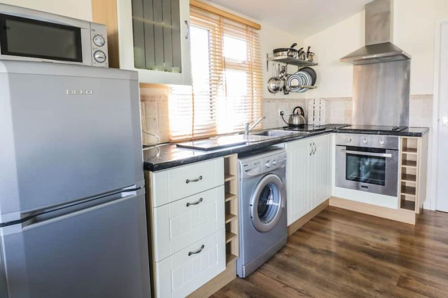 CHALET 216, family friendly, with a garden in St Merryn