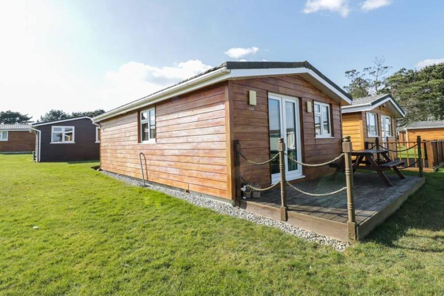 CHALET 216, family friendly, with a garden in St Merryn