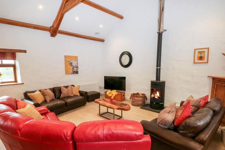 2 FENTON HOME FARM, pet friendly, with hot tub in Haverfordwest