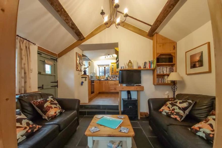 GROOM COTTAGE, pet friendly, character holiday cottage in Bude