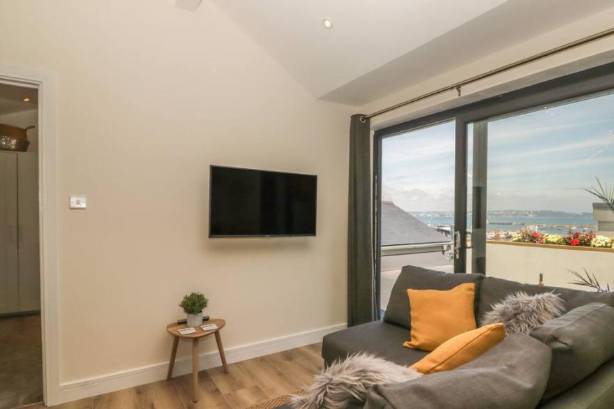 HARBOUR VIEW RETREAT, pet friendly, with a garden in Brixham