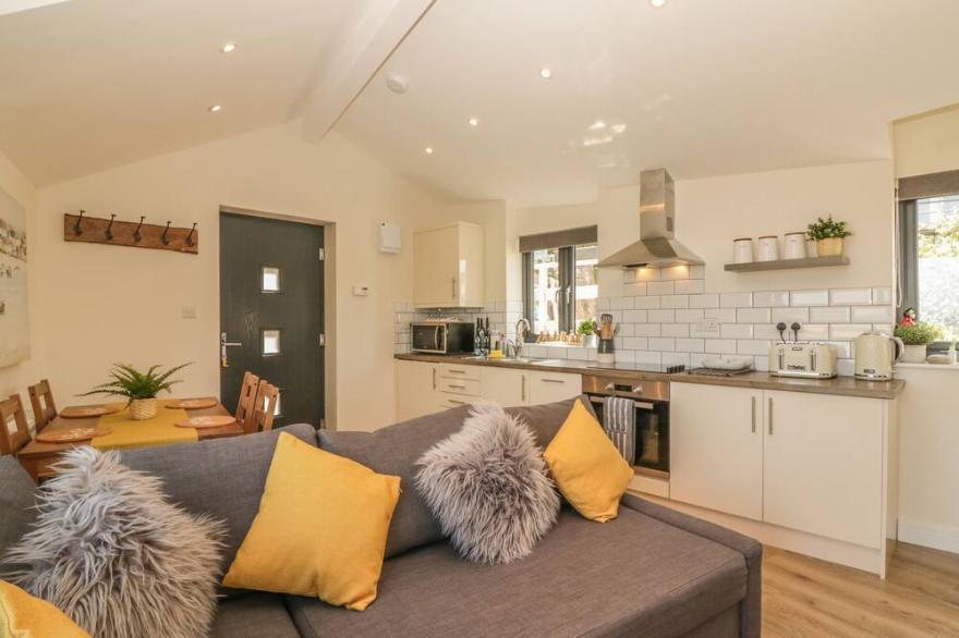 HARBOUR VIEW RETREAT, pet friendly, with a garden in Brixham