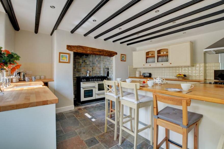 Higher Tiscott - Four Bedroom House, Sleeps 8