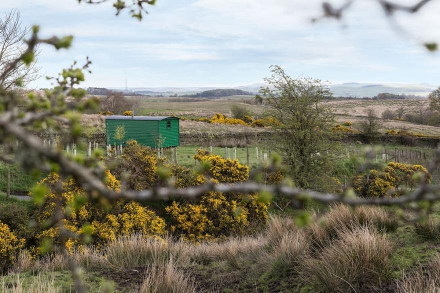 PEAT GATE SHEPHERD'S HUT, romantic, with open fire in Haltwhistle
