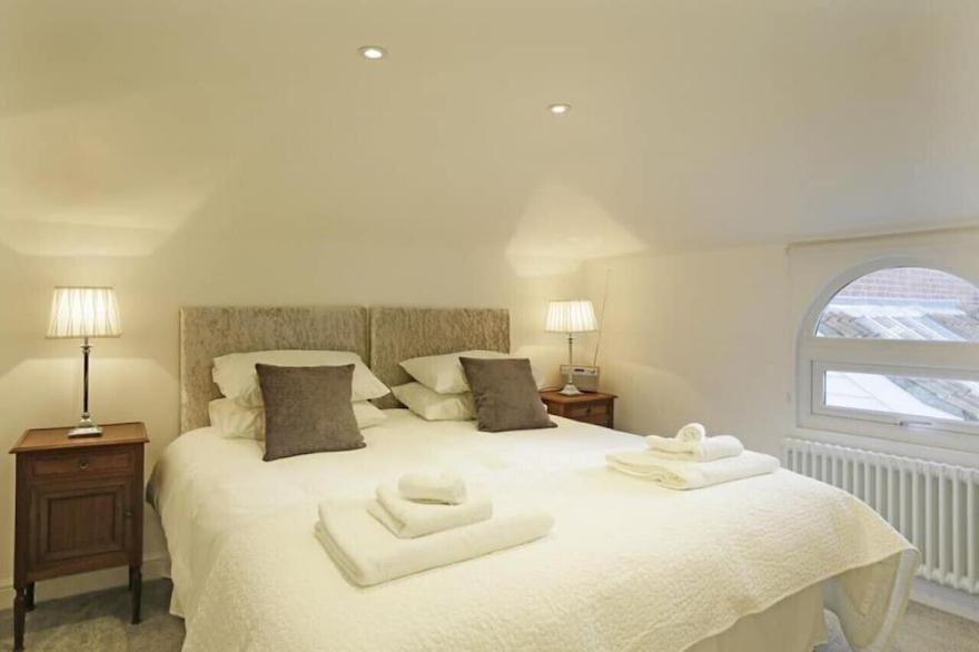 The Secret Cottage - Two Bedroom House, Sleeps 4