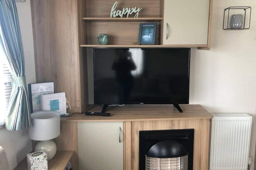 Lovely 3-Bed Caravan with Hot Tub in Lincolnshire