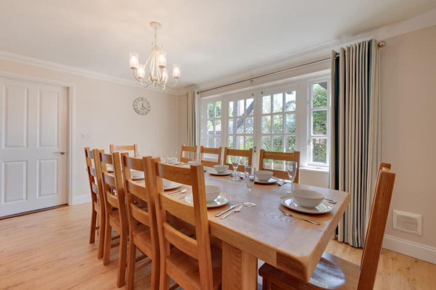 7 Sanctuary - Five Bedroom House, Sleeps 12