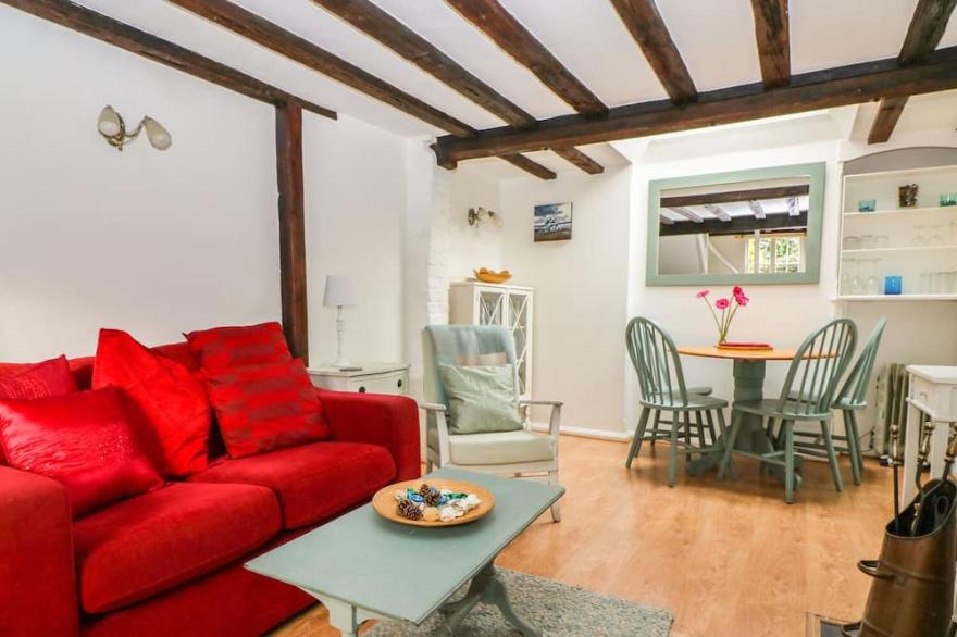 SWANFIELD COTTAGE, romantic, country holiday cottage in Whitstable