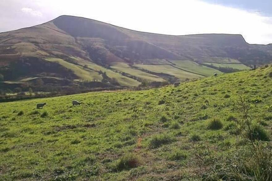 THE STABLES, family friendly, character holiday cottage in Edale
