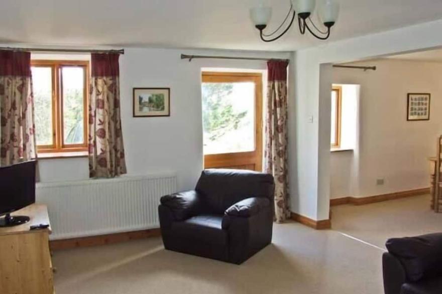 THE STABLES, family friendly, character holiday cottage in Edale